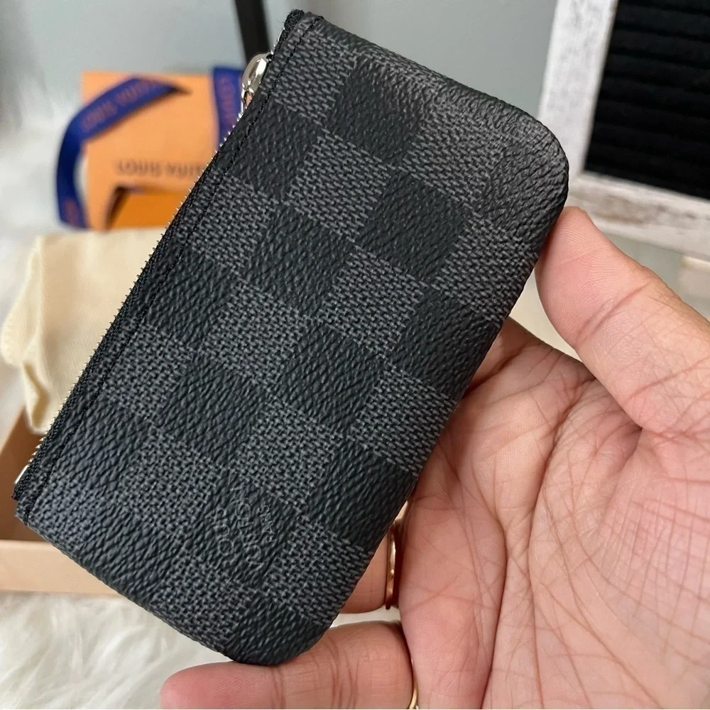 𝅺LOUIS vuitton keycles graphite NWT